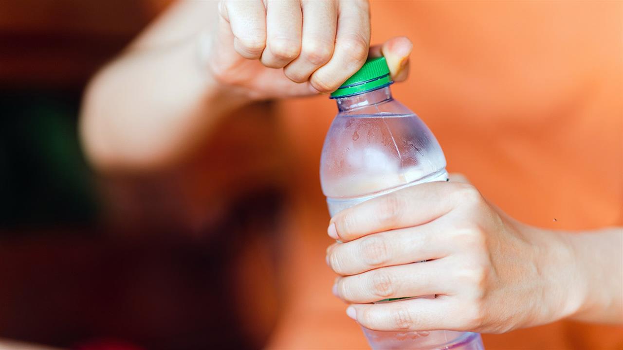 Πρόσληψη υγρών από πλαστικά μπουκάλια είναι πιθανό να αυξάνει την αρτηριακή πίεση [μελέτη]