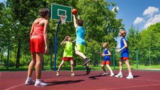 Τα ομαδικά αθλήματα συνδέονται με λιγότερα προβλήματα ψυχικής υγείας σε παιδιά και εφήβους