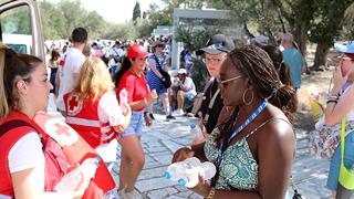 ΕΕΣ: 50.000 φιαλίδια εμφιαλωμένου δροσερού νερού δωρεά στους επισκέπτες της Ακρόπολης [Βίντεο]