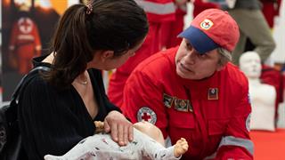 Ο Ελληνικός Ερυθρός Σταυρός διοργάνωσε εκδήλωση για τις Πρώτες Βοήθειες στο Μετρό Συντάγματος