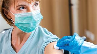 Eμβολιασμός κατά της CoViD: Καλύτερη προστασία όταν υπάρχουν παρενέργειες [μελέτη]