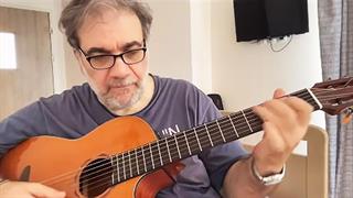 Ο Δημήτρης Σταρόβας παίζει κιθάρα μετά την περιπέτεια με την υγεία του [βίντεο]