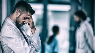 Σενάρια επιστράτευσης στην κόντρα υπουργείου - γιατρών για τις τηλεφωνικές προσκλήσεις