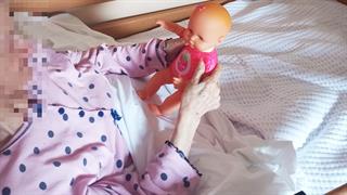 Doll Therapy: Παρέμβαση με κούκλες σε ασθενείς με προχωρημένη άνοια