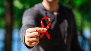 Οι διακρίσεις κατά όσων κινδυνεύουν από HIV εμποδίζουν την καταπολέμηση του AIDS